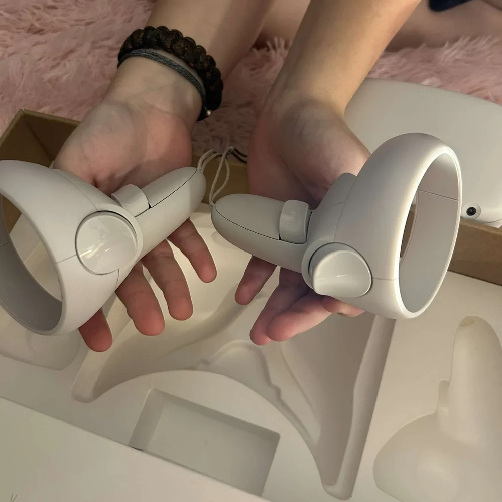 White Oculus quest 2
